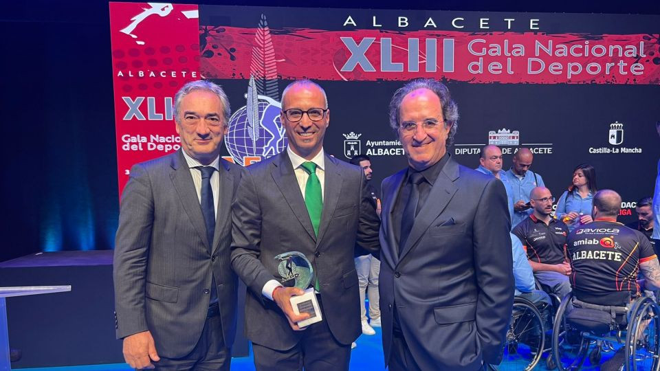 Javier Lozano entregó a Antonio Vadillo un galardón en la XLIII Gala Nacional del Deporte