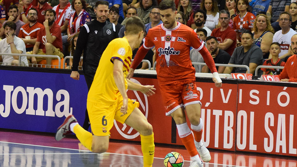 Saura, del Jimbee Cartagena Costa Cálida, conduce el balón ante Antonio Pérez, del Barça