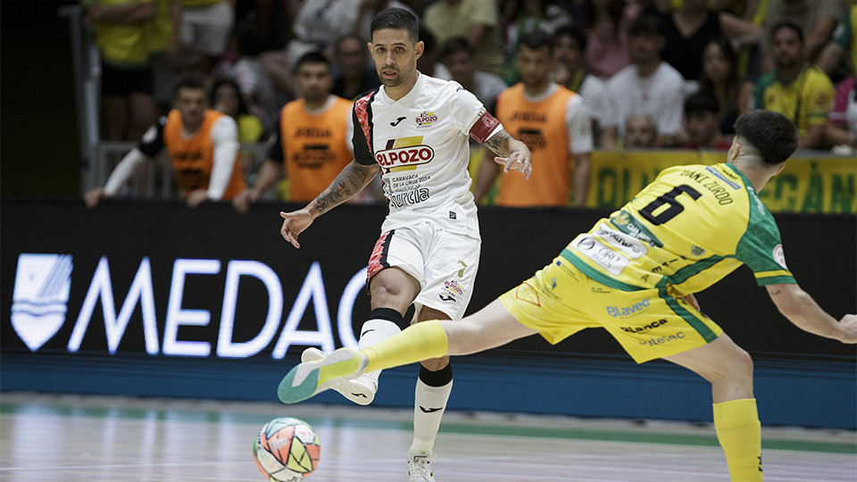 Felipe Valerio, de ElPozo Murcia Costa Cálida, ante Dani Zurdo, del Jaén FS (Fotografía: Pascu Méndez)