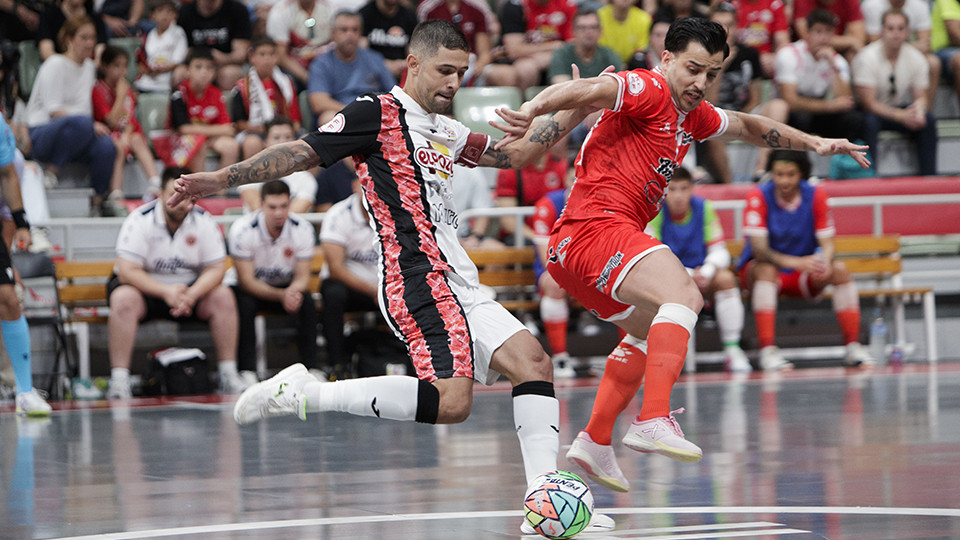 Felipe Valerio, de ElPozo Murcia Costa Cálida, conduce el balón ante Waltinho, del Jimbee Cartagena Costa Cálida (Fotografía: Pascu Méndez)