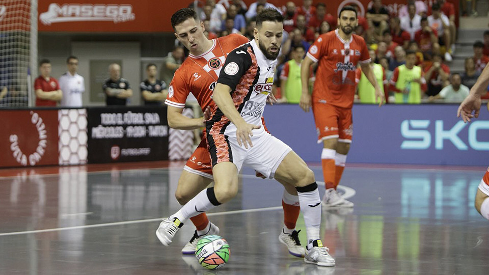 Marlon, de ElPozo Murcia Costa Cálida, pugna por el balón con Pablo Ramírez, del Jimbee Cartagena Costa Cálida (Fotografía: Pascu Méndez)
