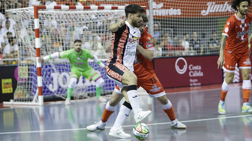 Esteban, de ElPozo Murcia Costa Cálida, pugna por el balón con Mellado, del Jimbee Cartagena Costa Cálida (Fotografía: Pascu Méndez)