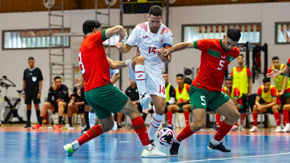 Raúl Campos se marcha de dos jugadores de Marruecos en un partido amistoso en Rabat. RFEF