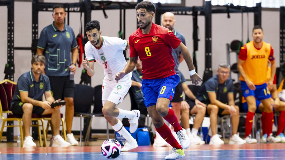 Adolfo se marcha de un jugador de Marruecos durante un amistoso de la Selección. RFEF