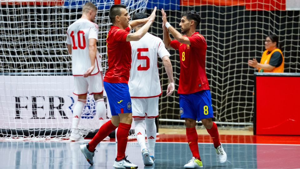 Sergio Lozano y Adolfo celebran un gol de la Selección española. RFEF