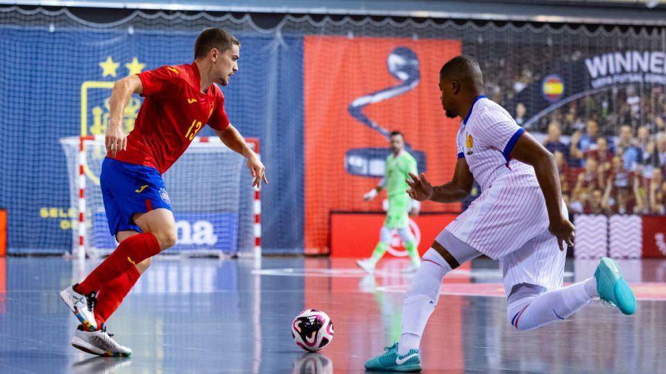 Mellado controla un balón en un amistoso de España contra Francia. RFEF