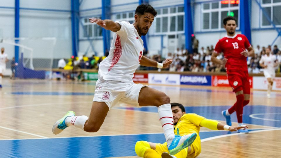 Adolfo se marcha de un jugador de Tayikistán. RFEF