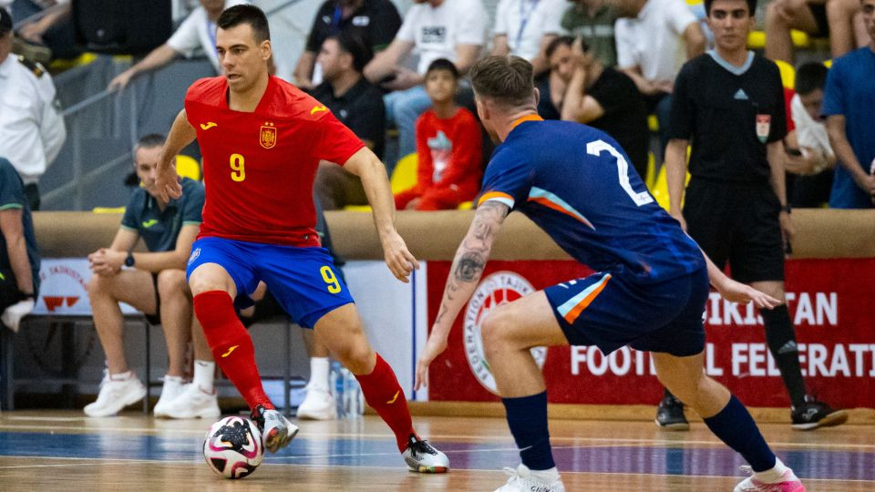 Sergio Lozano encara a un jugador de Países Bajos. RFEF