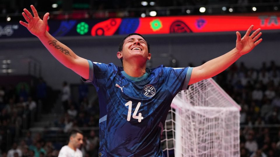 Jorge Espinoza celebra un gol de Paraguay en el Mundial de Uzbekistán. CONMEBOL