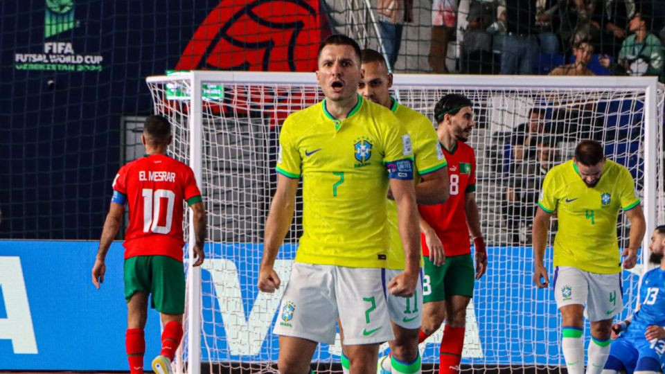 Dyego y Ferrao celebran un gol de Brasil en el Mundial de Uzbekistán. UFA