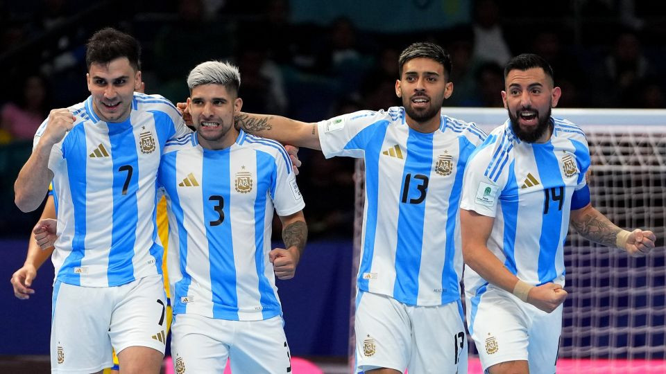 Mati Rosa, Claudino, Arrieta y Taborda celebran un gol de Argentina ante Francia. UFA