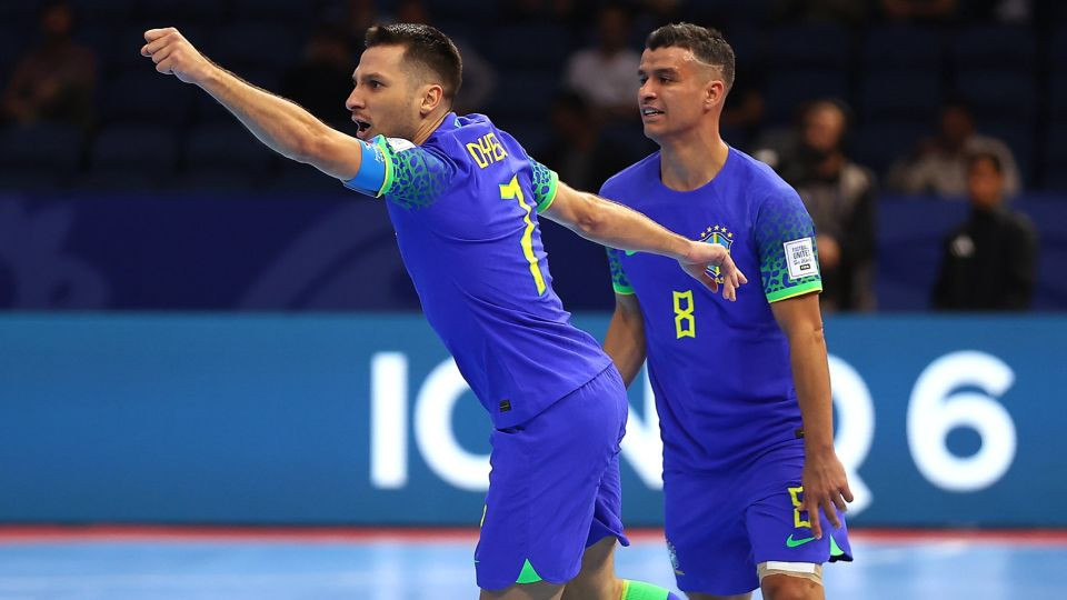 Dyego y Marcenio celebran la clasificación de Brasil para la final del Mundial de Uzbekistán. UFA