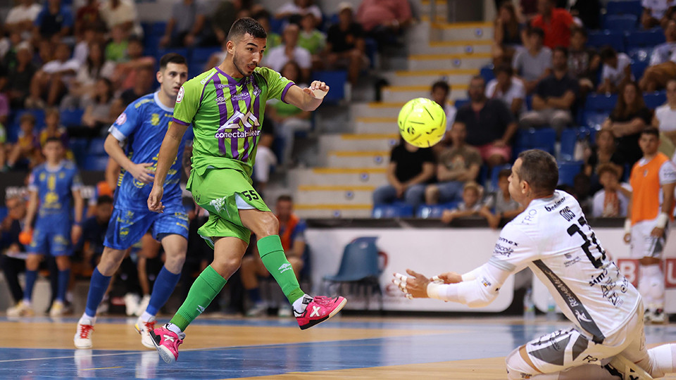 Marcelo, del Islas Baleares Palma Futsal, chuta el balón ante Gus, del Servigroup Peñíscola FS