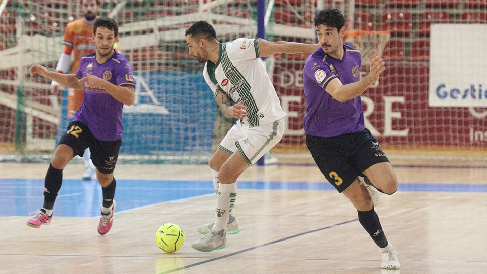 Echavarría, del Córdoba Patrominio, controla el balón ante Marc Tolrà y Cardona, de Industrias Santa Coloma