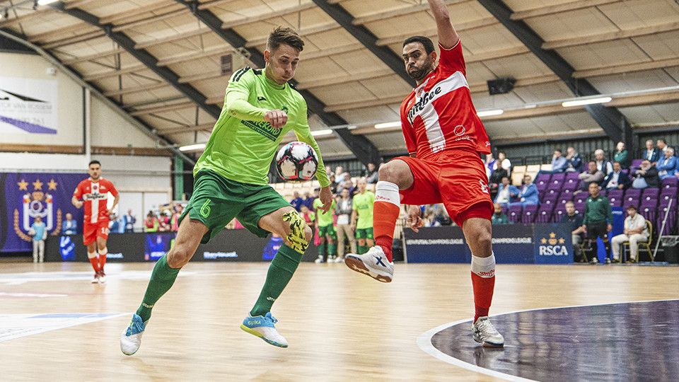 Tomaz, del Jimbee Cartagena Costa Cálida, pugna por el balón con un jugador del Rekord Bielsko-Biala (Fotografía: Pawel)