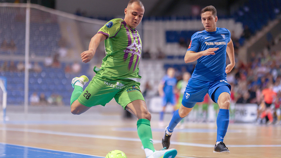 Fabinho, del Islas Baleares Palma Futsal, golpe el balón frente a un rival