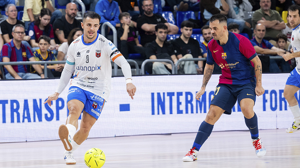 Adri Rivera, del WANAPIX AD Sala 10, conduce el balón ante Álex Yepes, del Barça