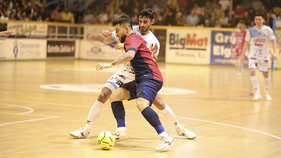 Catela, del Barça, y Rubi Lemos, del Noia Portus Apostoli, pugnan por el balón