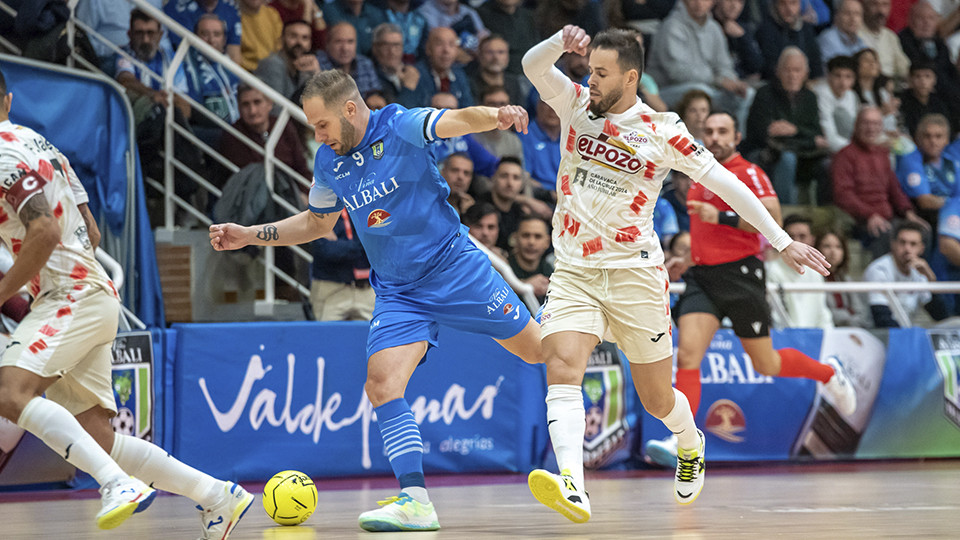 Solano, del Viña Albali Valdepeñas, conduce el balón ante Marlon, de ElPozo Murcia Costa Cálida (Fotografía: ACP-FSV)