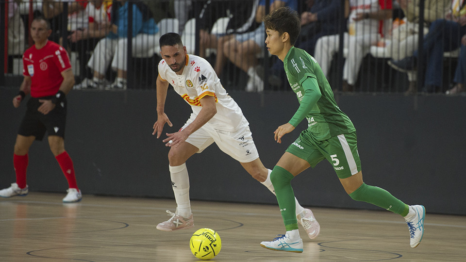 Kokoro, del Osasuna Magna Xota, conduce el balón ante Álex Verdejo, del Industrias Santa Coloma (Fotografía: Ernesto Aradilla)