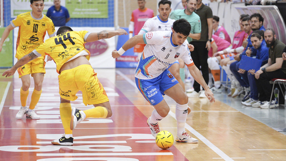 Tomás Pescio, del WANAPIX AD Sala 10, conduce el balón ante Yeray, del Servigroup Peñíscola FS (Fotografía: Alejandro Meavilla)