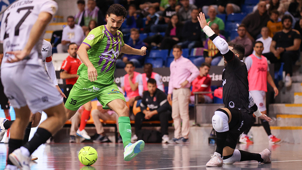 Gordillo, del Islas Baleares Palma Futsal, ante Chemi, del Jimbee Cartagena Costa Cálida