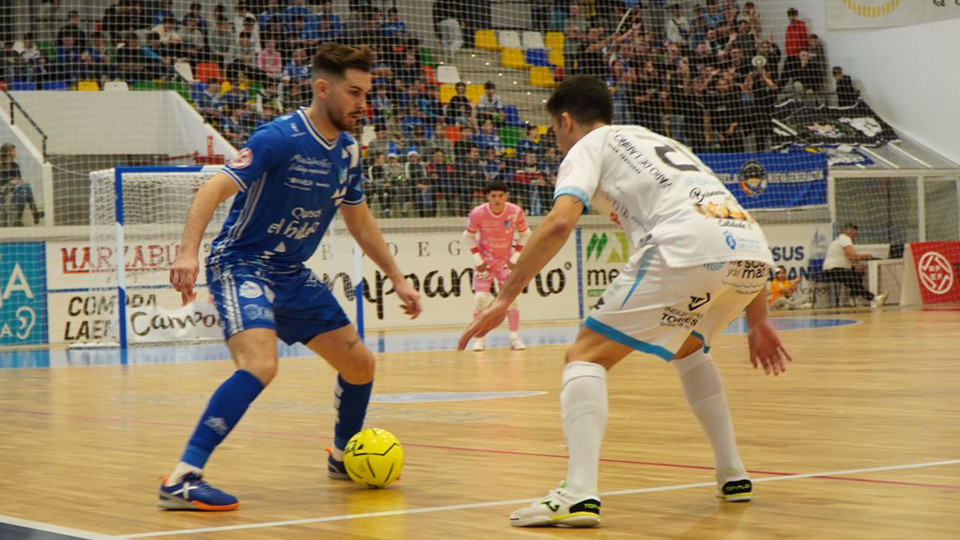 Javi Alonso, del Quesos El Hidalgo Manzanares, conduce el balón ante David Pazos, del Noia Portus Apostoli