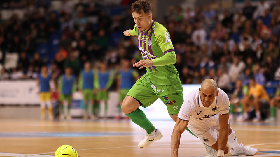 Machado, del Islas Baleares Palma Futsal, conduce el balón