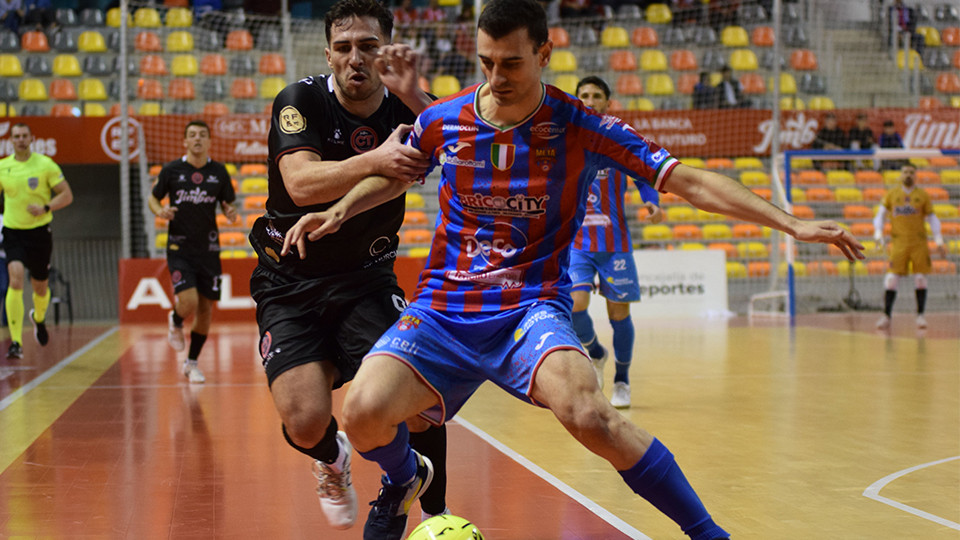 Pablo Ramírez, del Jimbee Cartagena Costa Cálida, pugna por el balón