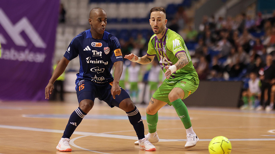 Rivillos, del Islas Baleares Palma Futsal, pugna por el balón frente a un rival del Lucenec