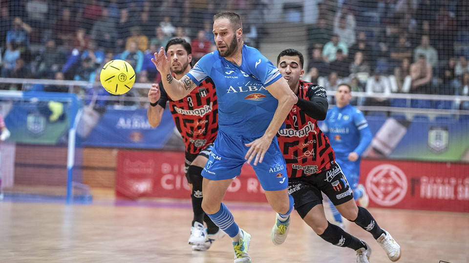 Solano, del Viña Albali Valdepeñas, conduce el balón ante dos rivales del WANAPIX AD Sala 10 (Fotografía: ACP-FSV)