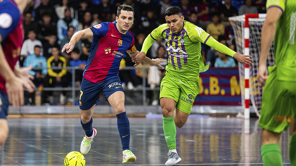 Dyego, del Barça, y Matheus Maia, del Islas Baleares Palma Futsal, pugnan por el balón