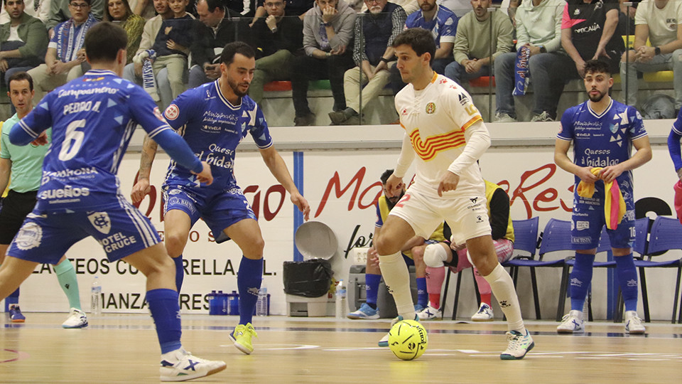 Cardona, del Industrias Santa Coloma, conduce el balón ante Humberto, Quesos El Hidalgo Manzanares