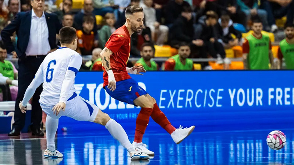 Rivillos da un pase ante un jugador de Bosnia (Fotografía: RFEF)