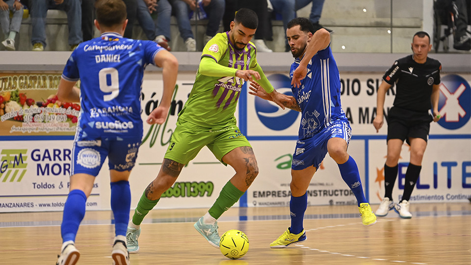 Bruno Gomes, del Islas Baleares Palma Futsal, ante dos rivales del Quesos El Hidalgo Manzanares