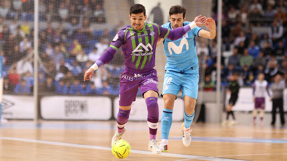 Luan Muller, del Islas Baleares Palma Futsal, y Carlos Bartolomé, del Movistar Inter, pugnan por el balón