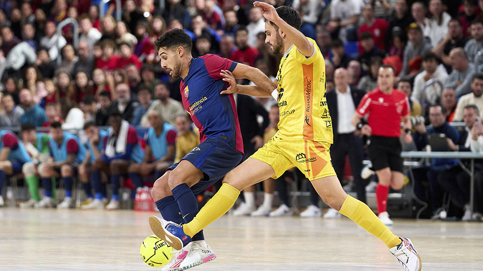 Adolfo, del Barça, protege el balón ante Quintela, del Servigroup Peñíscola