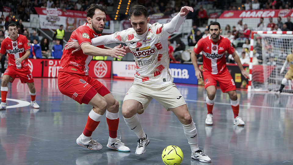 Marcel, de ElPozo Murcia Costa Cálida, conduce el balón ante Linhares, del Jimbee Cartagena Costa Cálida (Fotografía: Pascu Méndez)