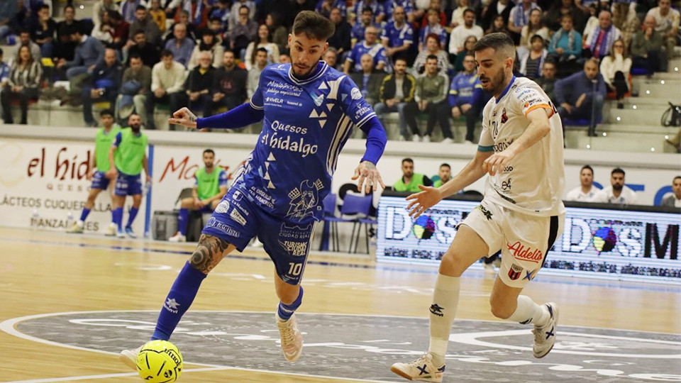 Antoñito, del Quesos El Hidalgo Manzanares, conduce el balón ante Adri Ortego, del WANAPIX AD Sala 10