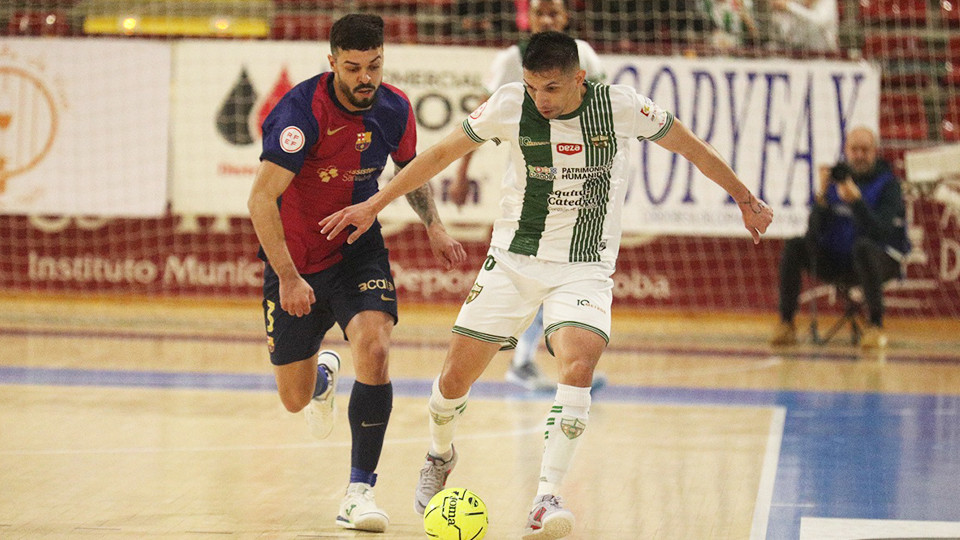 Arnaldo Báez, del Córdoba Patrimonio, ante Matheus, del Barça