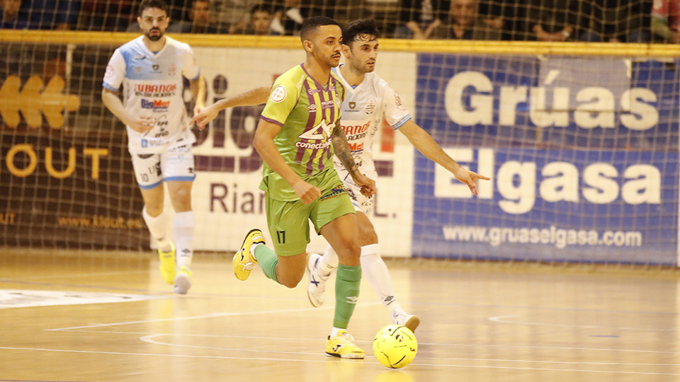 Neguinho, del Islas Baleares Palma Futsal, ante Rubi Lemos, del Noia Portus Apostoli