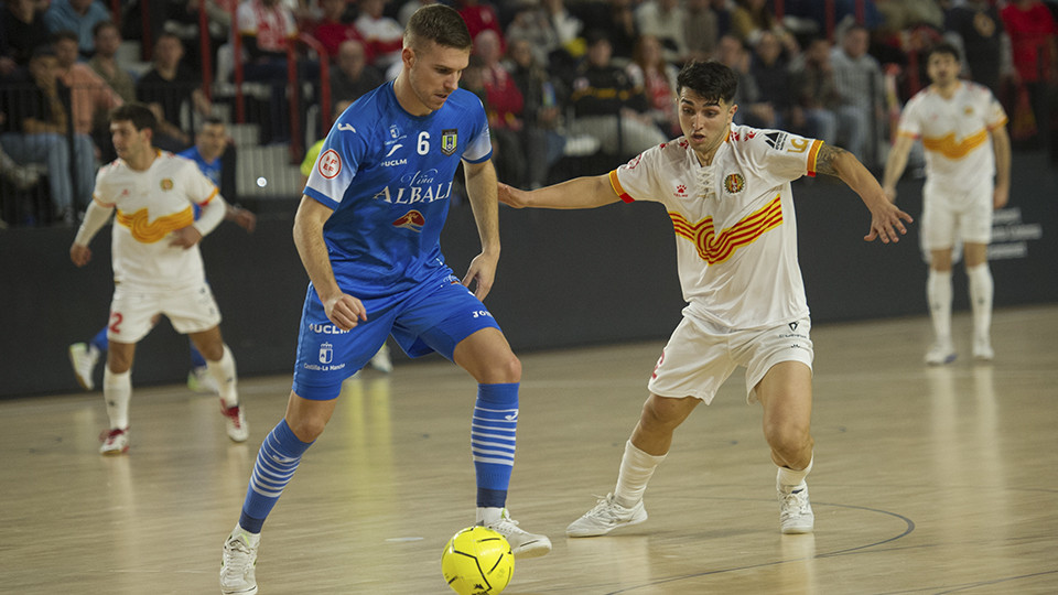 Fernando, del Viña Albali Valdepeñas, ante Bernat Povill, de Industrias Santa Coloma