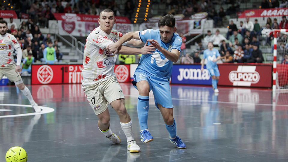 Miguel Palacio, de ElPozo Murcia Costa Cálida, y Carlos Bartolomé, del Movistar Inter, pugnan por el balón (Fotografía: Pascu Méndez)