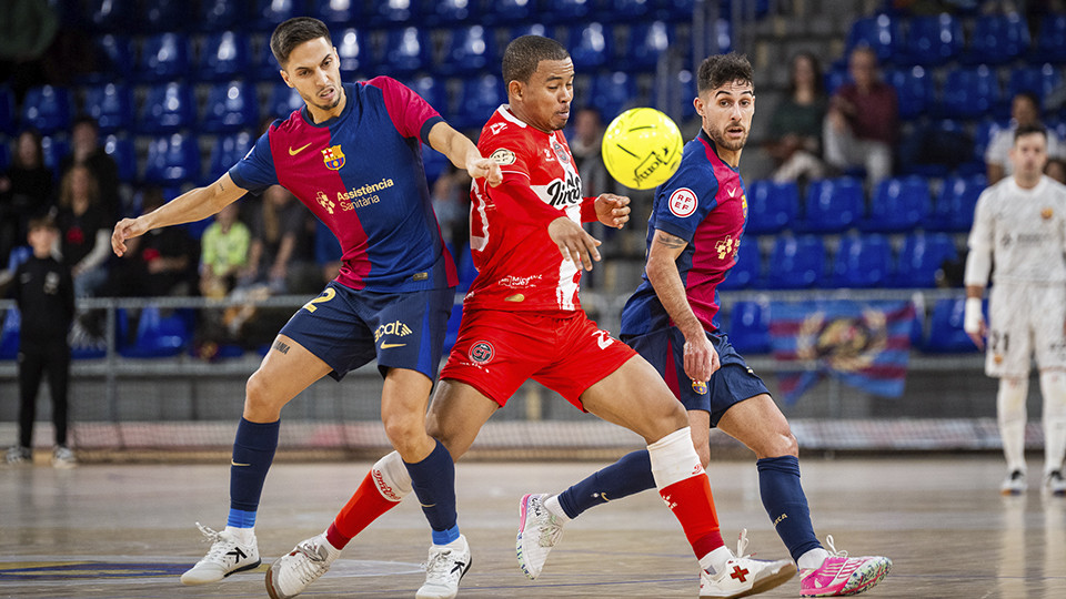 Khalid, del Barça, frente a Ossamanmusa, del Jimbee Cartagena Costa Cálida