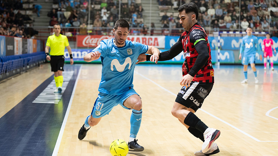 Bebe, de Movistar Inter, y Nacho Gómez, de WANAPIX AD Sala 10, pugnan por el balón (Fotografía: Movistar Inter)