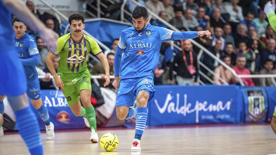 Jose Mario, del Viña Albali Valdepeñas, golpea el balón ante la presencia de Gordillo, del Islas Baleares Palma Futsal (Fogorafía: ACP-FSV)