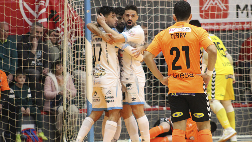 Los jugadores del Noia Portus Apostoli celebran un gol