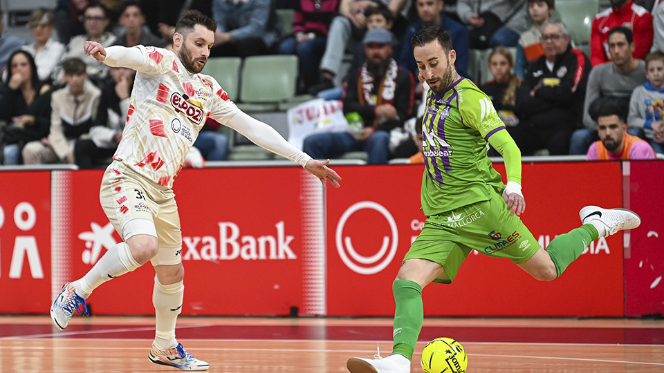 Rivillos, del Islas Baleares Palma Futsal, golpea el balón ante Gadeia, de ElPozo Murcia Costa Cálida (Fotografía: Pascu Méndez)