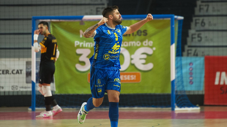 Juanqui, del Serigroup Peñíscola, celebran un gol