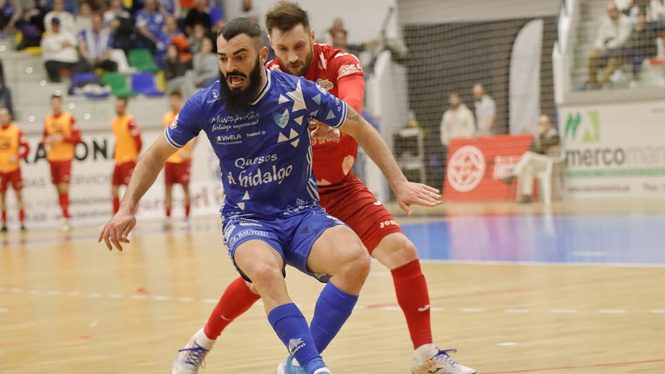 Juan Emilio, del Quesos El Hidalgo Manzanares, y Gadeia, de ElPozo Murcia Costa Cálida, pugnan por el balón